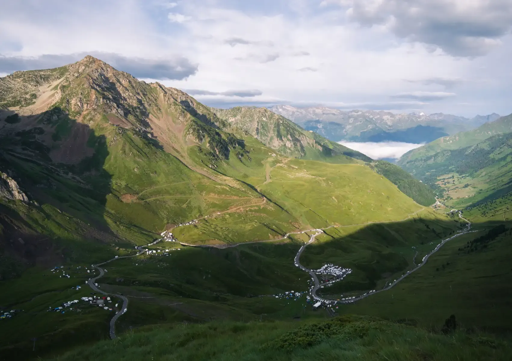 lacets du col du tourmalet en ete